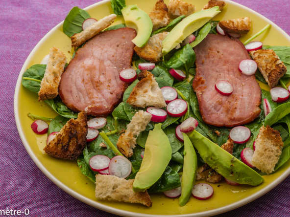 Salade d'épinards à l'avocat et au bacon