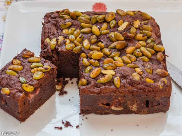 Brownie original au chocolat, fraises et pistaches