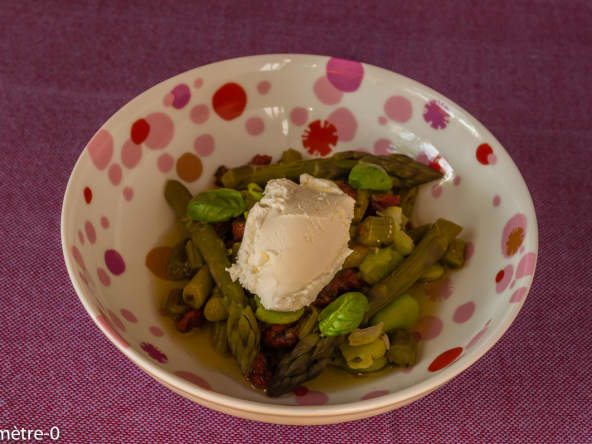 Salade aux asperges vertes et aux tomates confites