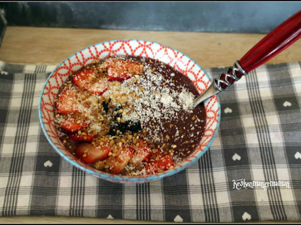 Smoothie bowl frozen banana ,fraises topping coco praliné