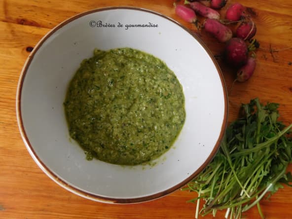 Pesto aux fanes de radis, roquette et noix