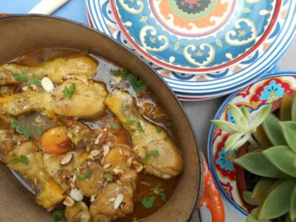 Tajine de poulet aux abricots, raisins secs, amandes et cacahuètes