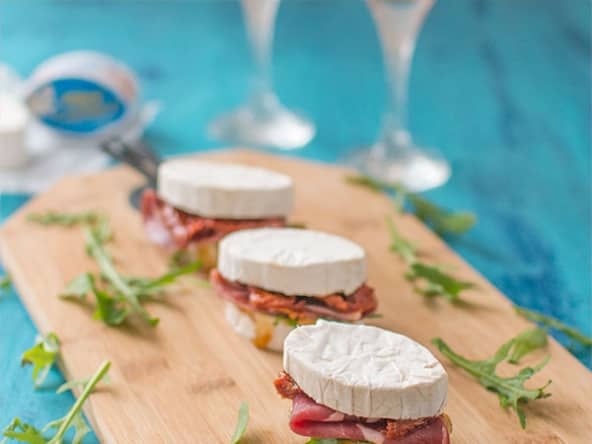 Sandwichs apéritifs au Caprice des Dieux, coppa, roquette et tomates séchées