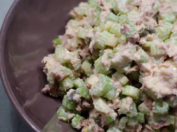 Salade de céleri branche, au thon et aux câpres