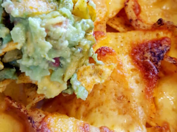 Nachos gratinés au cheddar et guacamole