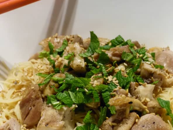 Nouilles de riz au poulet et au sésame