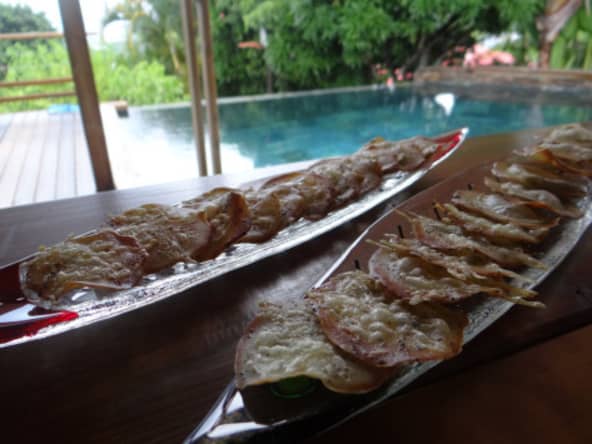 Tuile apéritive croustillante au fromage avec les restes de blancs d'oeufs