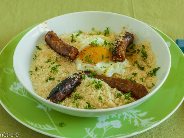 Semoule aux merguez et oeuf