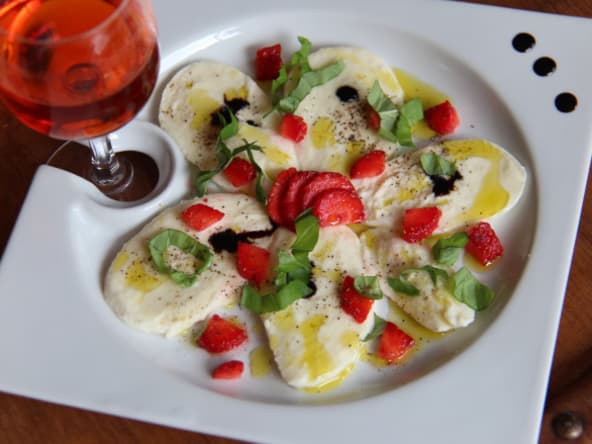 Carpaccio de mozzarella aux fraises et basilic