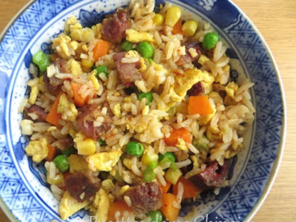 Riz cantonais appelé aussi riz sauté pour finir les restes du frigo