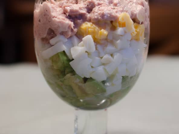 Verrine à l'avocat, au thon et aux oeufs mimosa