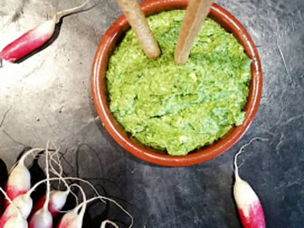 Crème de feuilles de radis, feta et amandes