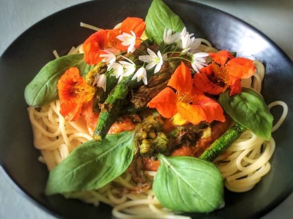Spaghetti aux fleurs de courgette et fleurs de capucine