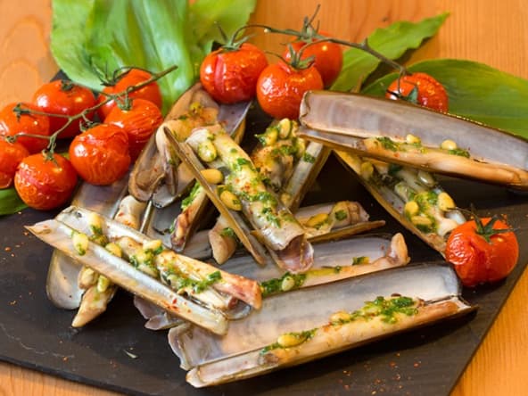 Couteaux de mer au pesto d’ail des ours et aux pignons à servir en entrée