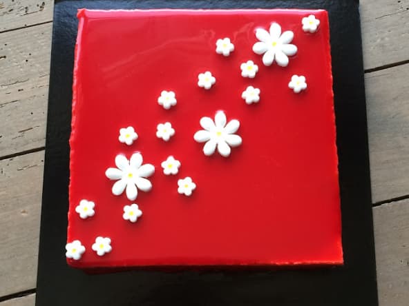 Entremet fraises, pistaches et mousse légère à la fève de tonka