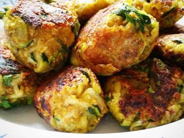 Boulettes végétariennes simples aux courgettes, oignons et curry