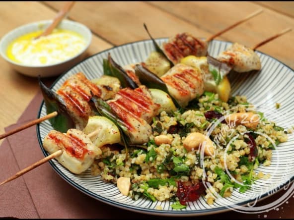 Brochettes de poulet et taboulé de boulgour aux fruits secs (cranberries, noix de cajou...)