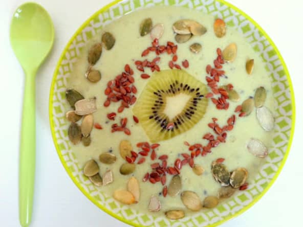 Smoothie bowl kiwis, bananes et thé matcha