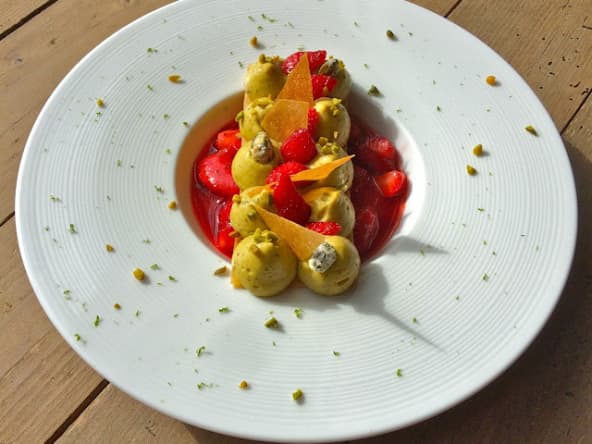 1000 feuilles fraises, pistaches à l'assiette
