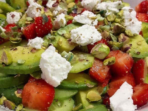 Salade de fraises, avocat et fromage frais