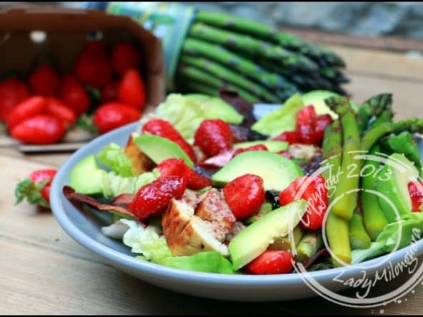 Salade printanière aux fraises et poulet