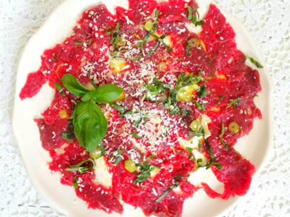 Carpaccio de bœuf au brie noir et basilic