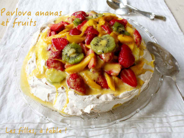 Pavlova ananas, fruits frais et crème coco