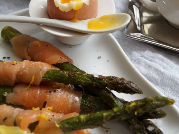 Asperge au saumon fumé et oeuf a la coque