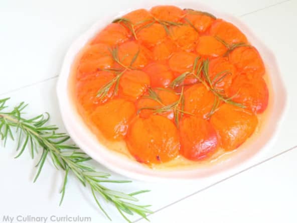 Tarte tatin aux abricots et romarin rapide