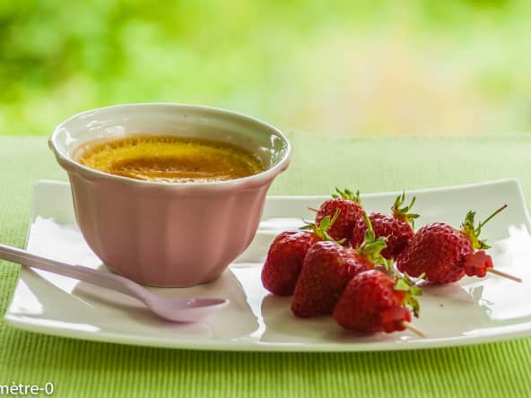 Crème à la vanille, brochettes de fraises