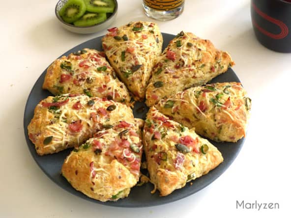 Scones au jambon, gruyère, graines et oignon vert