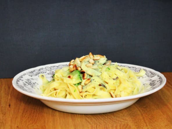 Tagliatelles et tagliatelles de courgettes, sauce au curry et pignons de pin