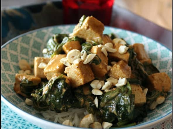 Curry de tofu aux épinards et noix de cajou