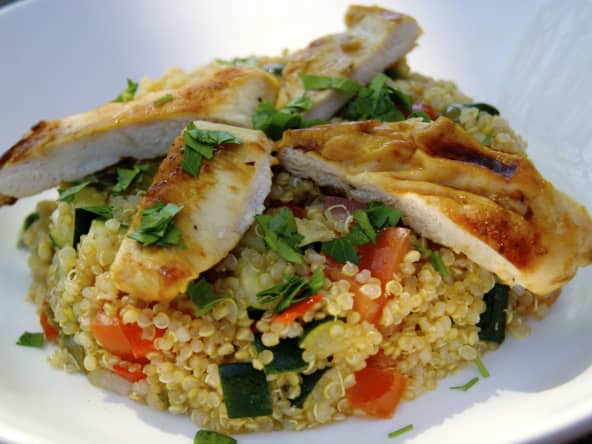 Salade de quinoa au poulet et légumes croquants
