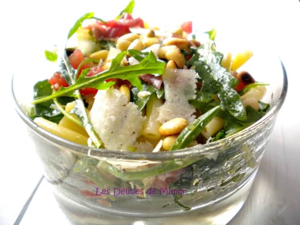 Salade de pâtes à l’italienne roquette, tomate, jambon italien parmesan et pignons