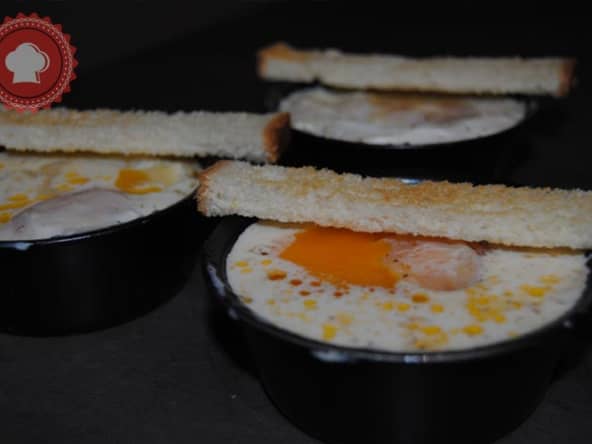 Oeufs cocotte aux tomates cerises, comté et jambon