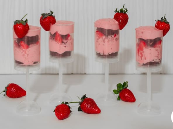 Pushcakes chocolat, chantilly à la fraise et fraises