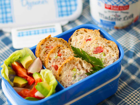 Baguette farcie bacon-laitue-tomate et fromage frais fouetté