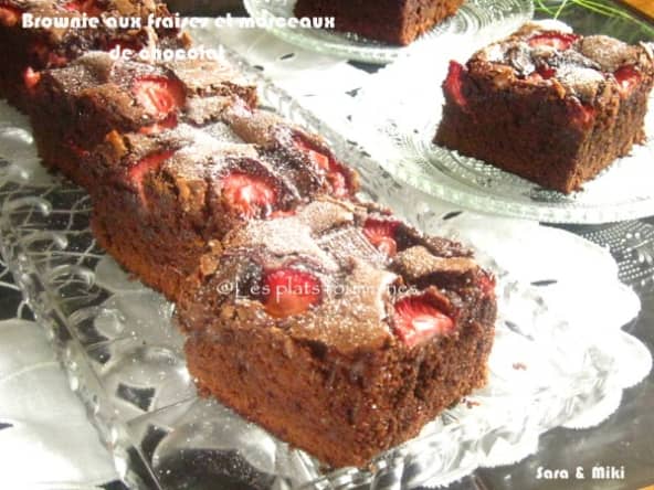 Brownie aux fraises et morceaux de chocolat