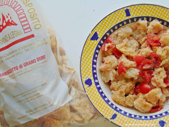 Salade de pain biscotté aux tomates et à l'origan