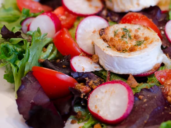 Crottin de chèvre grillé au thym, au miel et aux spéculoos