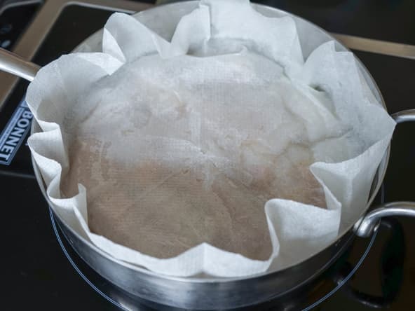 Découper un disque de papier sulfurisé pour étuver et cuire à couvert - Technique culinaire