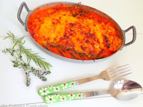 Filets de poulet farcis à la mozzarella, coulis de poivrons, gratinés au cheddar