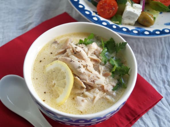 Avgolémono : une soupe grecque traditionnelle de poulet et citron