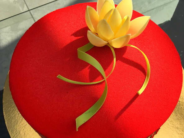 Entremets au biscuit Trocadéro pistache griotte et insert de confit de griotte