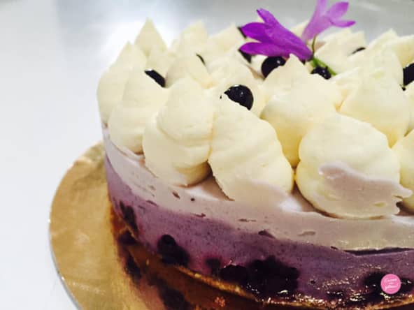 Cheesecake sans cuisson aux myrtilles et chocolat blanc