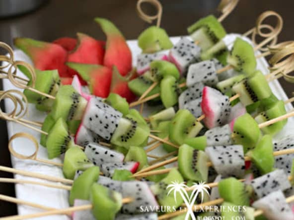 Brochette de fruits des îles pitaya et kiwi