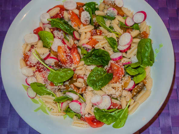 Salade de pâtes aux poivrons, radis et épinards