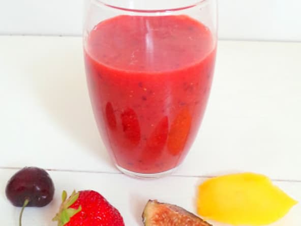 Smoothie cerises, fraises, figues et mangues