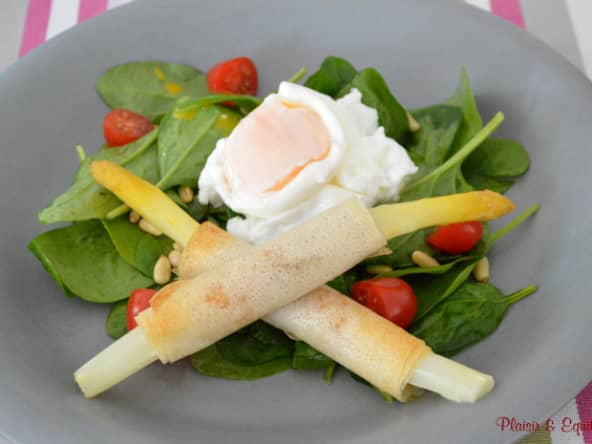 Asperges roulées brick, jambon et œuf poché sur salade d’épinards